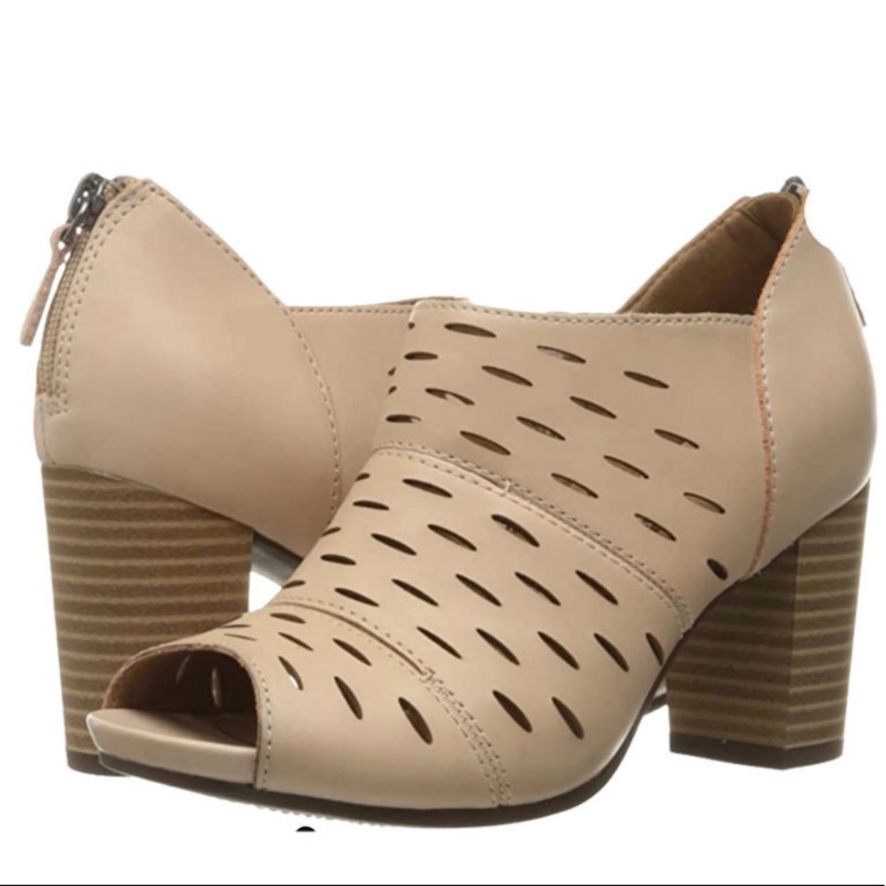 Clark Banoy Takala tan heeled booties
